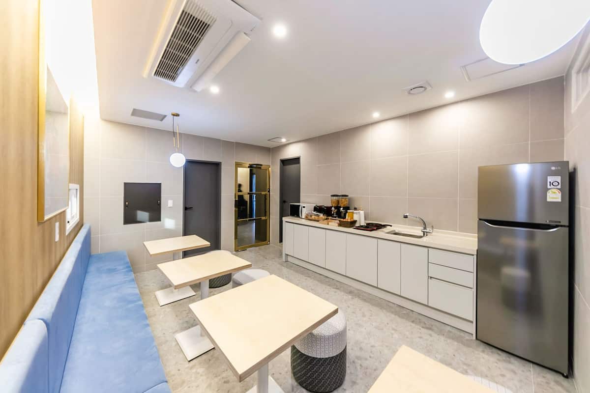 free daily self-service breakfast