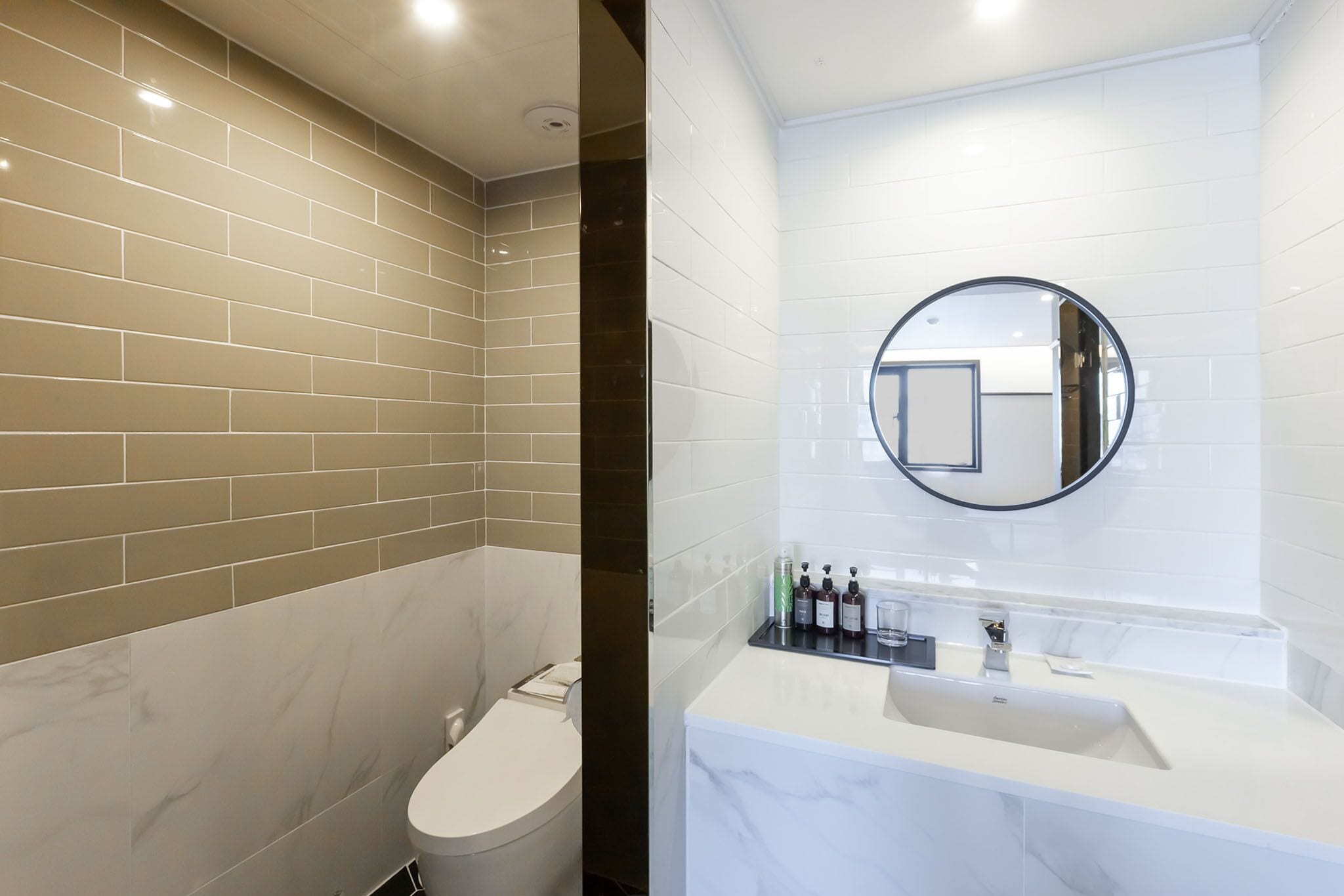 deluxe twin room | bathroom | combined shower/bathtub, free toiletries, hair dryer, bathrobes