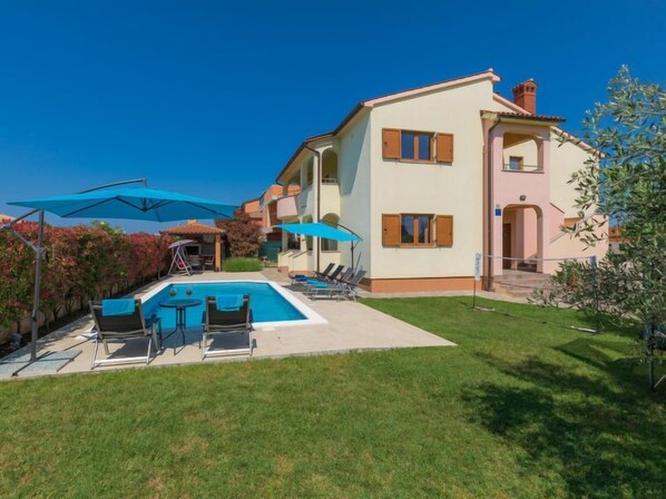 A two-story house with a swimming pool, outdoor seating, and a well-maintained lawn. - Linden Tree by Interhome (Pula)