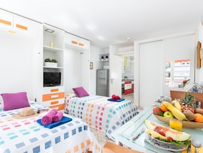 1 habitación, tabla de planchar con plancha, internet y ropa de cama 