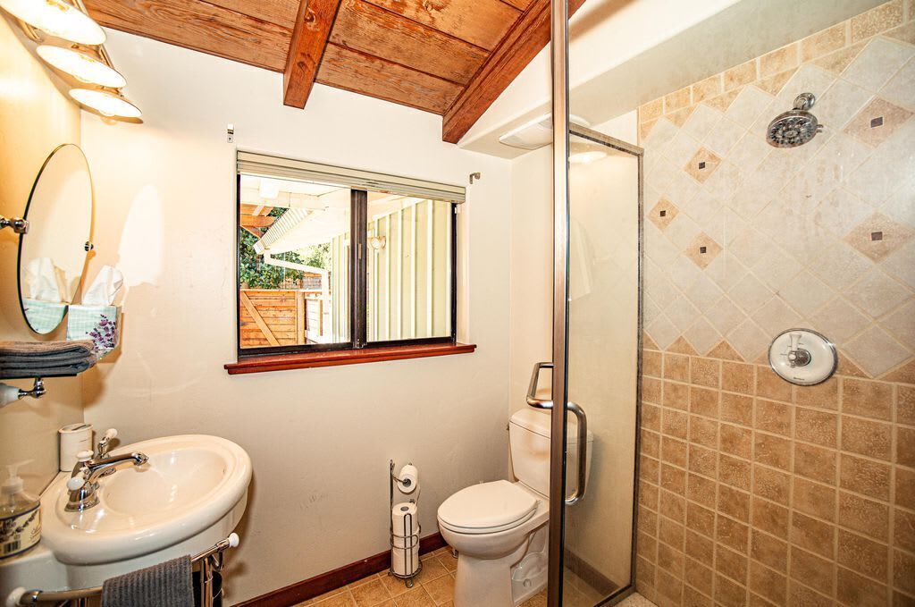 Un baño con lavabo, inodoro y cabina de ducha.