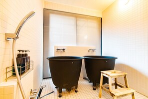 Hus (Private Vacation Home, ALLEGRO) | Badeværelse | Separat badekar og bruser, gratis toiletartikler, hårtørrer, hjemmesko