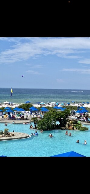 Utendørsbasseng og et oppvarmet basseng