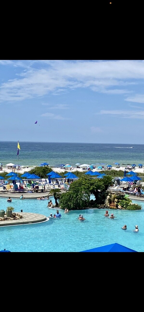 Una piscina al aire libre, una piscina climatizada