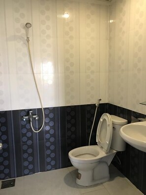 Quarto casal luxo de uso individual | Banheiro | Chuveiro, chuveiro com efeito de chuva, secador de cabelo, chinelos