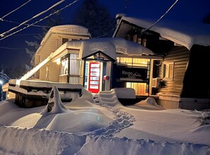 住宿正面 - 傍晚/夜晚