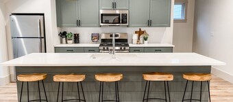 Cozy & Modern with Provo's finest views – 15 min from Sundance.
