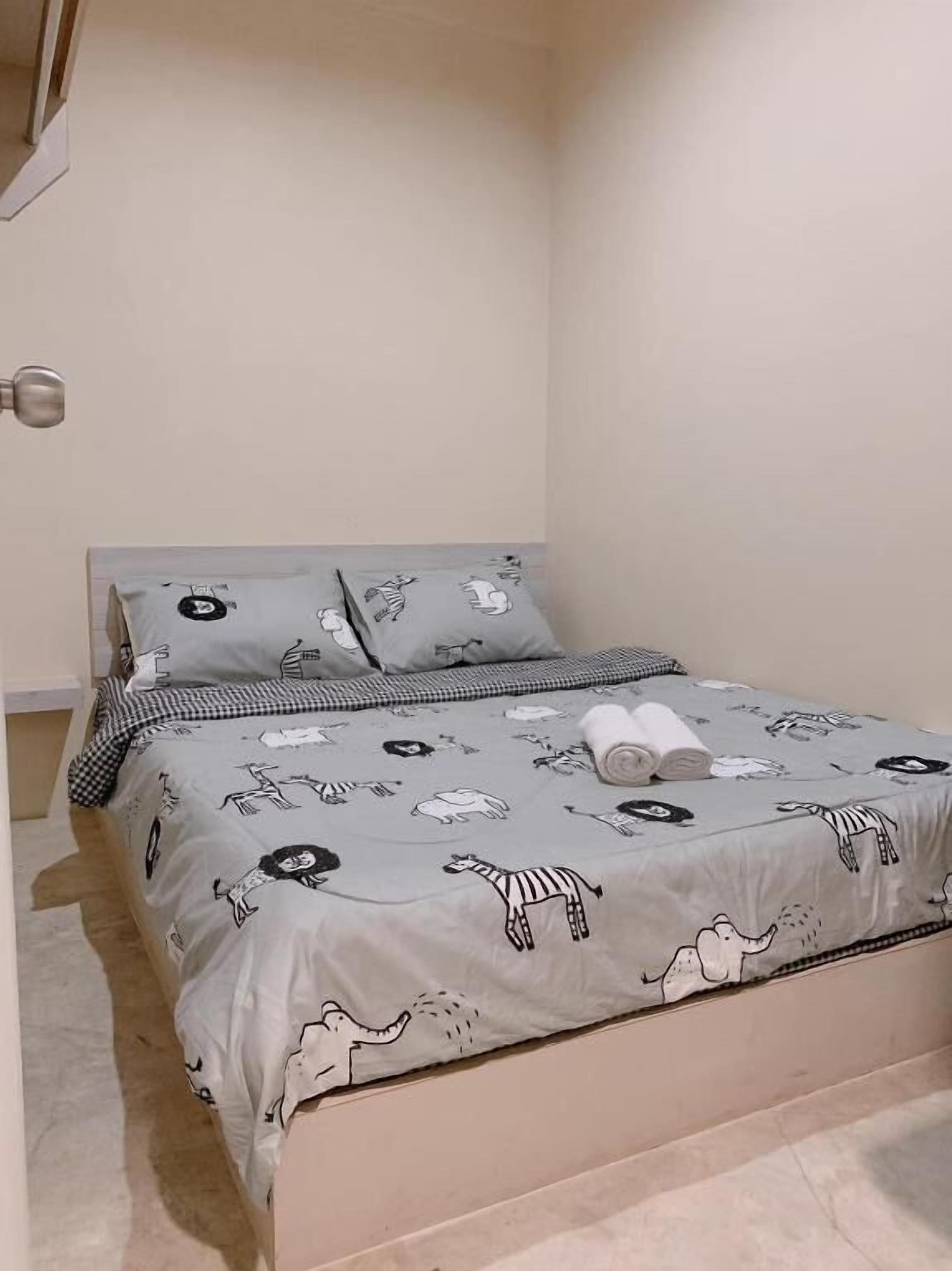 Soundproofing, free WiFi, bed sheets