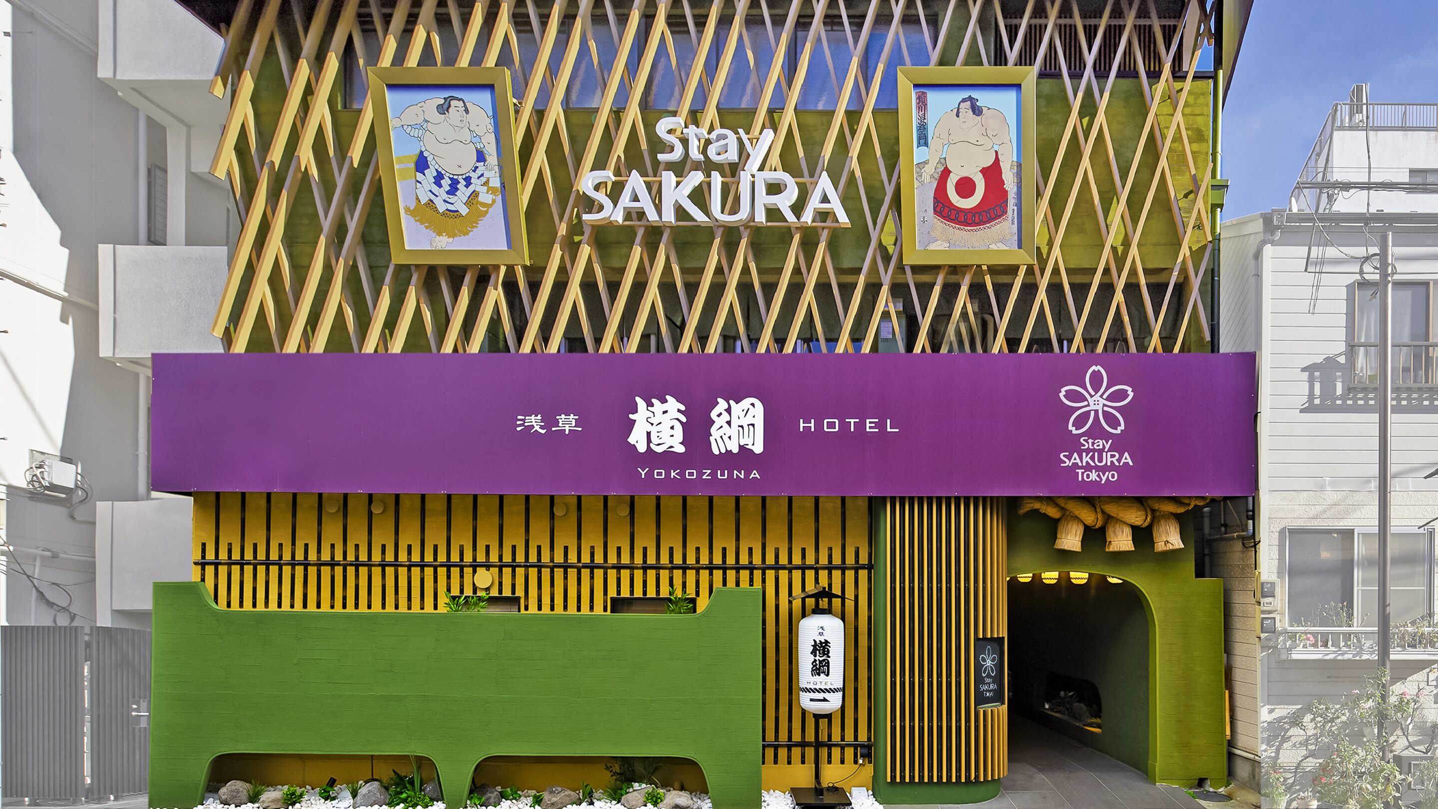 Eine Hotelscheune mit Schildern für "Stay Sakura Tokyo" und "Yokozuna Hotel".