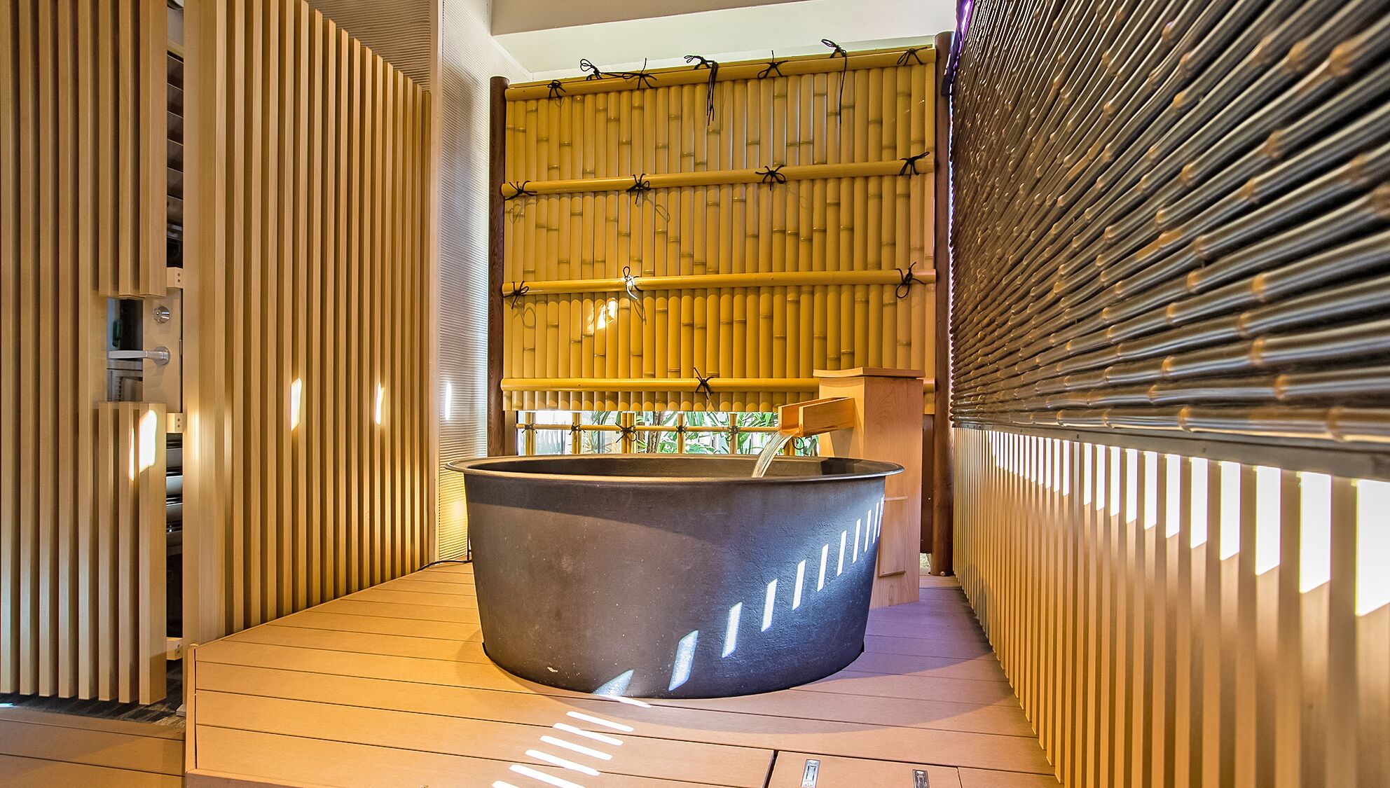 Deluxe Suite with Spa Bath | Bathroom | Combined shower/bathtub, free toiletries, hair dryer, slippers