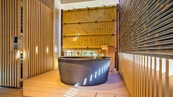 Deluxe Suite with Spa Bath | Bathroom | Combined shower/tub, free toiletries, hair dryer, slippers