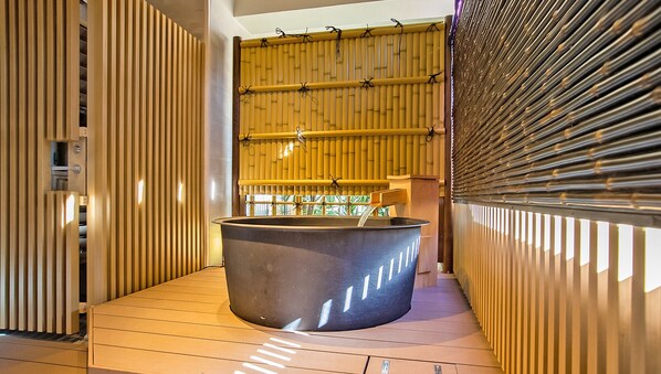 Deluxe Suite with Spa Bath | Bathroom | Combined shower/tub, free toiletries, hair dryer, slippers - Stay SAKURA Tokyo Asakusa Yokozuna Hotel (Tokyo)