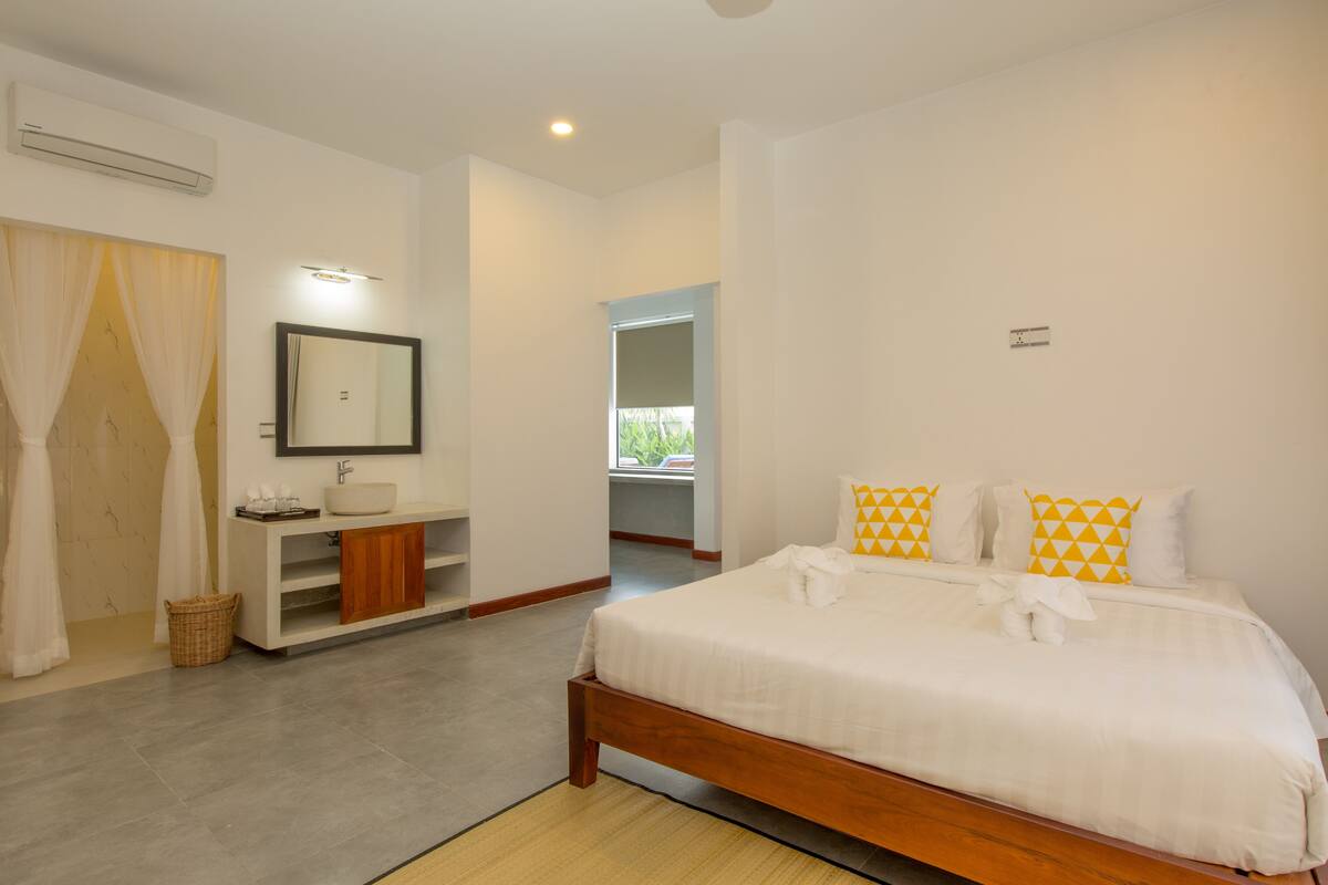 Family Quadruple Room | Desk, iron/ironing board, free WiFi, bed sheets