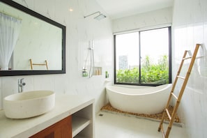 Deluxe Triple Room | Bilik Mandi | Kelengkapan dandanan diri percuma, pengering rambut, jubah mandi 
