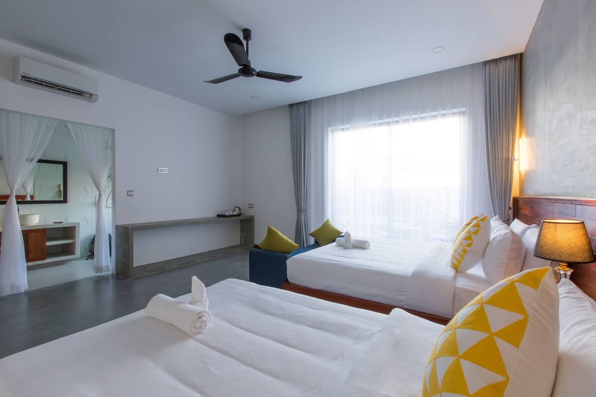 Deluxe Triple Room | Desk, iron/ironing board, free WiFi, bed sheets