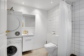 Appartement, 1 chambre, terrasse | Salle de bain | Ensemble douche/baignoire, serviettes fournies
