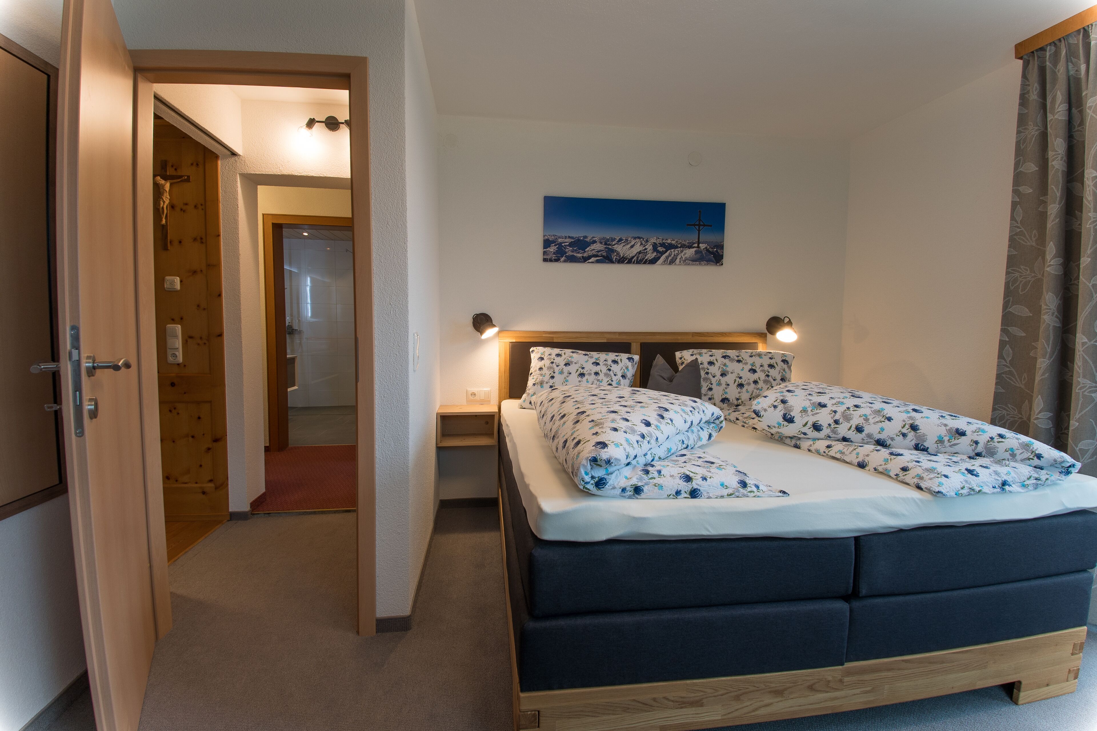 Klassiek appartement, 3 slaapkamers, terras, uitzicht op bergen | Een kluis op de kamer, gratis wifi, beddengoed