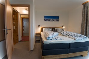 Classic Condo, 3 Bedrooms, Terrace, Mountain View | In-room safe, free WiFi, bed sheets - Haus Glasella (Tschagguns)