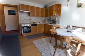Apartamento clásico, 2 habitaciones, balcón, vistas a la montaña | Cocina privada | Frigorífico grande, horno, placa de cocina y lavavajillas