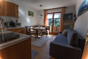 Classic Apartment, 2 Bedrooms, Balcony, Mountain View | Private kitchen | Full-sized fridge, oven, stovetop, dishwasher - Haus Glasella (Tschagguns)