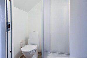 Studio | Bathroom | Shower, towels - Studio Apartment in Christianshavn (Copenhagen)