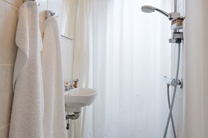Apartment, 1 Schlafzimmer, Kühlschrank | Badezimmer | Duschwanne, Handtücher