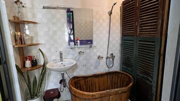 Studio Suite Deluxe | Phòng tắm | Buồng tắm vòi sen, vòi sen thủy lực, máy sấy tóc, dép đi trong nhà
