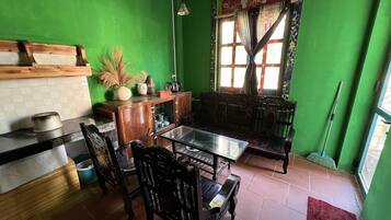 Deluxe Studio Suite | Living area