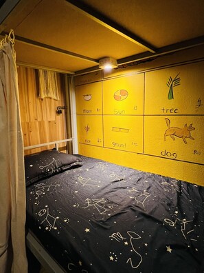 Classic-yhteismajoitus, sekamajoitus, näköala puutarhaan (Bed in 6-Bed) | Ylelliset vuodevaatteet, pillowtop-patjalliset sängyt