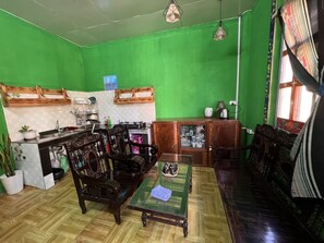 Deluxe Studio Suite | Living area