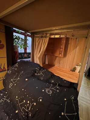 Gemeinsamer Classic-Schlafsaal, Gemischter Schlafsaal, Gartenblick (Bed in 6-Bed) | Hochwertige Bettwaren, Pillowtop-Betten, individuell dekoriert