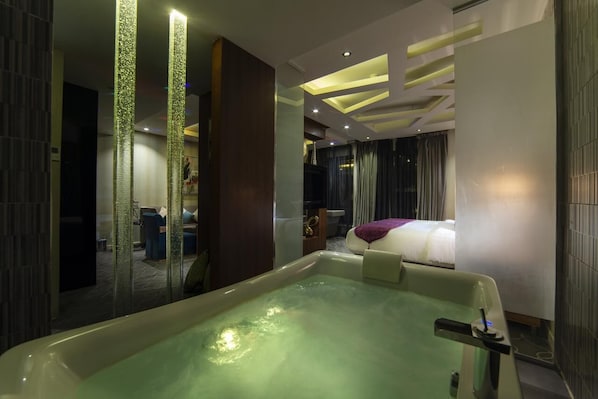 Jetted bathtub