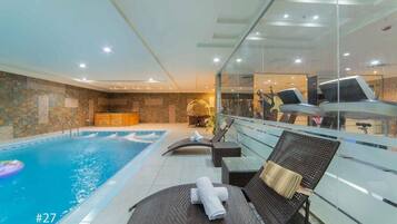 Kolam renang indoor, dengan kursi berjemur