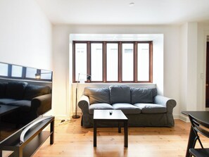 Apartment, 1 Bedroom, City View | Living room