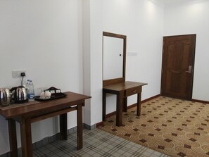 Superior Double Room | In-room dining - Hotel Akashayaam (Negombo)