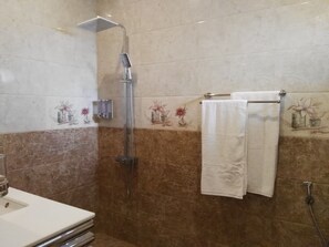 Superior Double Room | Bathroom amenities - Hotel Akashayaam (Negombo)