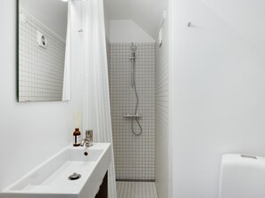 Apartment, 1 Bedroom, City View | Bathroom | Shower, free toiletries, hair dryer, towels - Saint - Nice 1-bdr Apt by the Canals (Copenhagen)