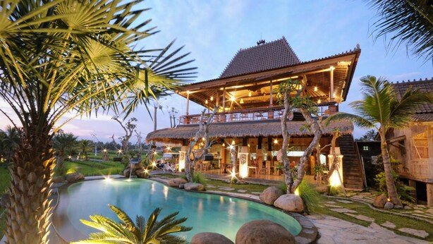 Kolam renang outdoor, dengan payung kolam renang dan kursi berjemur