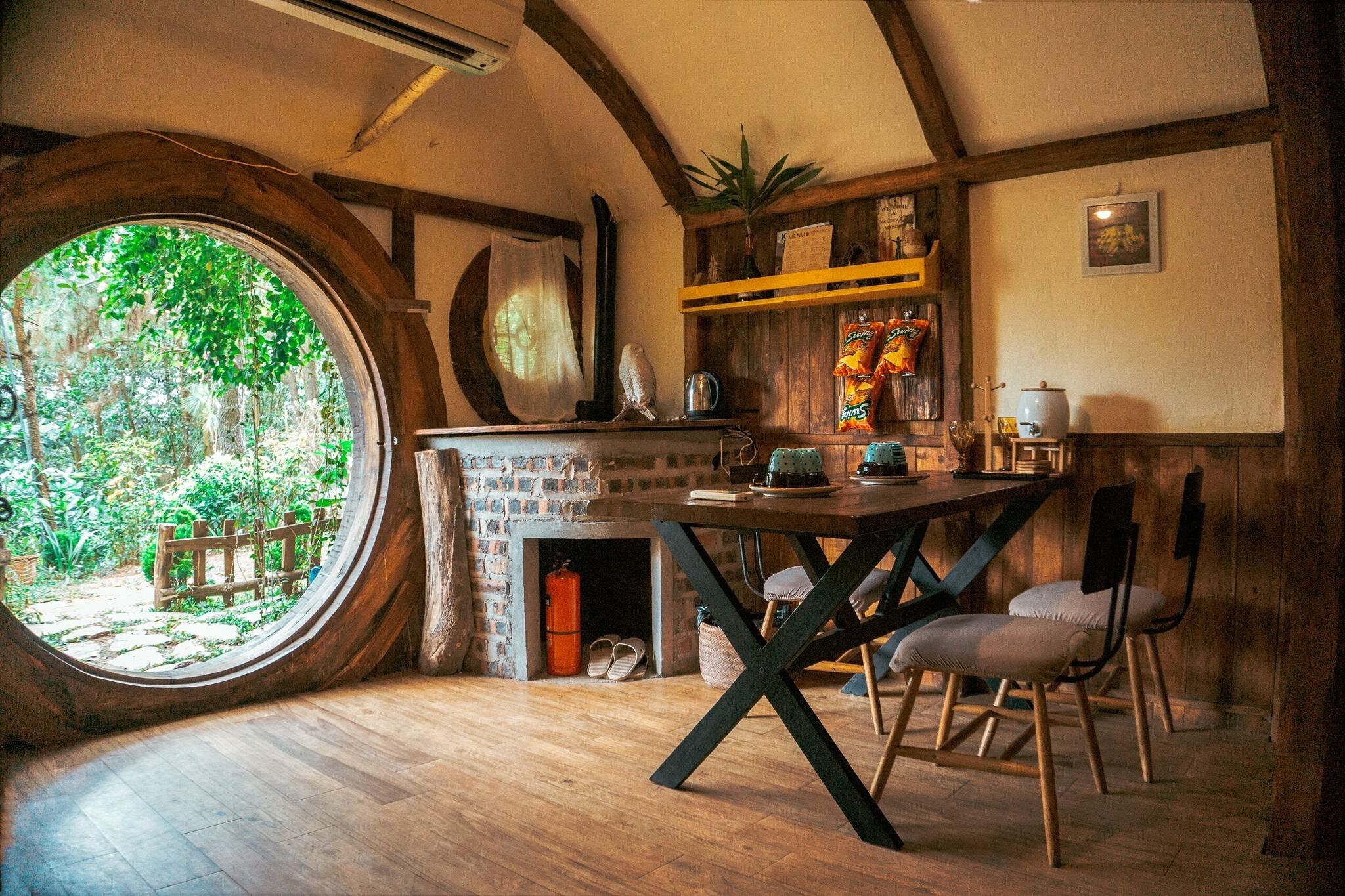 Hobbit Room | Bộ đồ giường cao cấp, minibar, bàn 