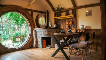 Hobbit Room | Bộ đồ giường cao cấp, minibar, bàn