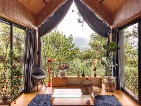 Alpehytte – superior | Sengetøy av topp kvalitet, minibar og individuelt dekorert