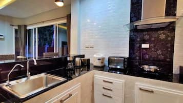Frigorífico, microondas, placa de cocina y cafetera o tetera