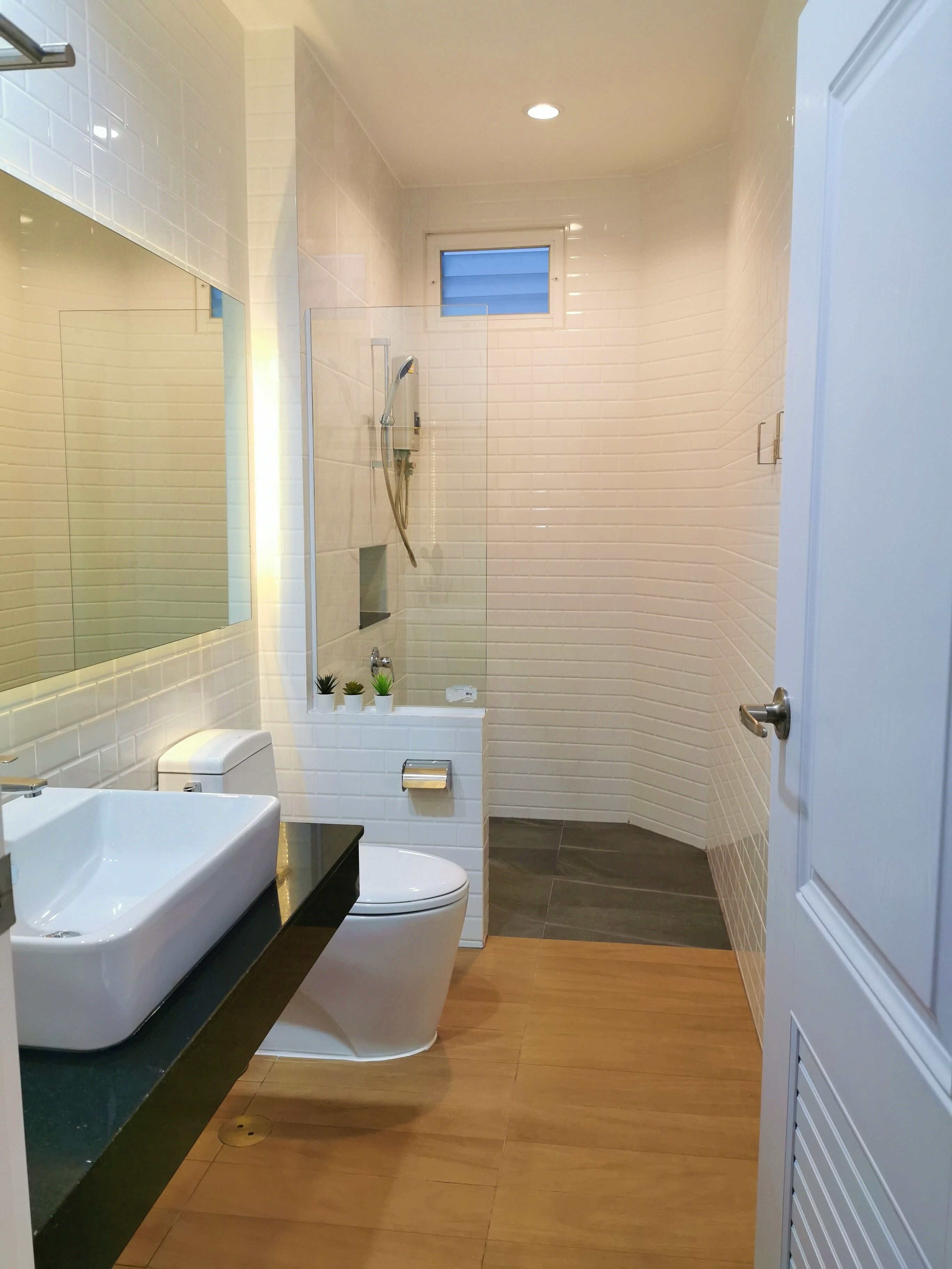 Shower, hydromassage showerhead, free toiletries, hair dryer