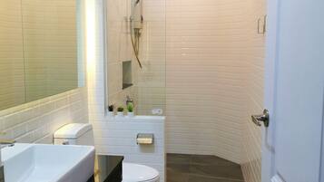 Shower, hydromassage showerhead, free toiletries, hair dryer