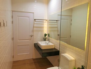 Een douche, een hydromassagedouche, gratis toiletartikelen