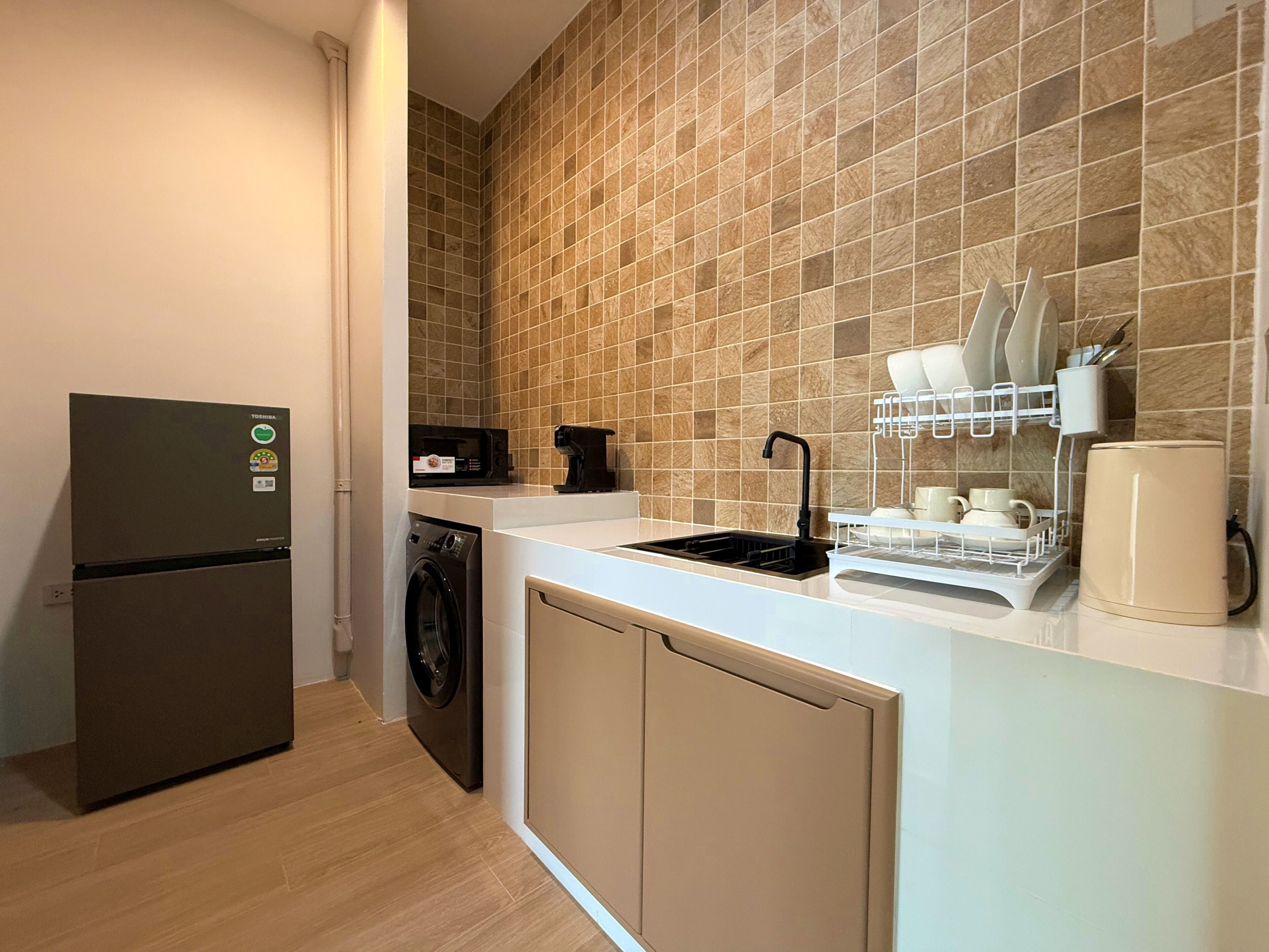 Refrigerador, microondas, placa de cocina, tostadora