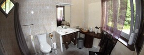 Family Room (Venise) | Bathroom | Shower, hair dryer, towels, soap