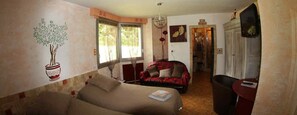Double or Twin Room (Romaine) | Individually decorated, individually furnished, iron/ironing board