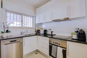 Kühlschrank, Mikrowelle, Ofen, Geschirrspüler