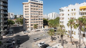 Un immeuble à plusieurs étages, doté d’une architecture moderne, avec des balcons et de grandes fenêtres.